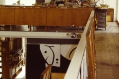 Image 4 de 12: Atelier de Joan Miró à Palma de Majorque- 1987 ...Béatrice est dans le fond en train de lire les livres de Pilar Miró